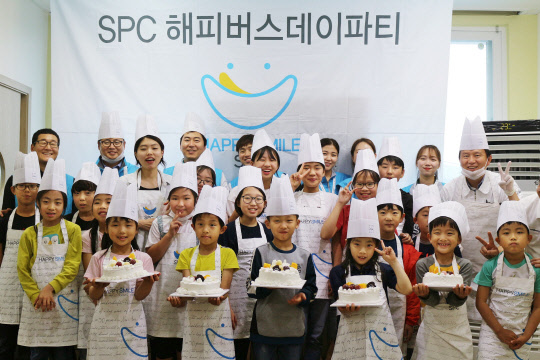 SPC그룹은 16일 전남 순천 서면지역아동센터에서 'SPC 해피버스데이파티' 케이크 만들기 교실을 진행했다. 이날 현장에서 SPC해피봉사단과 어린이들이 케이크를 들고 기념촬영을 하고 있다. <SPC그룹 제공>